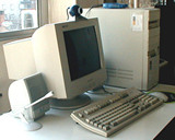 Uno de los ordenadores ya conectado con el Adptador USB de Compaq (esquina superior izquierda)