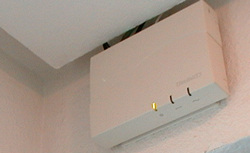 Punto de acceso instalado y conectado a la electricidad, la LAN y la antena amplificadora